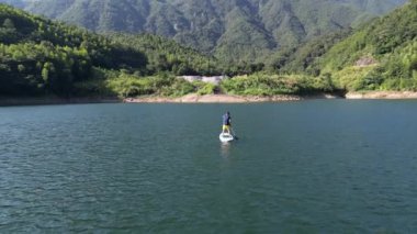 Nehirde kayak yapan adamın hava manzarası