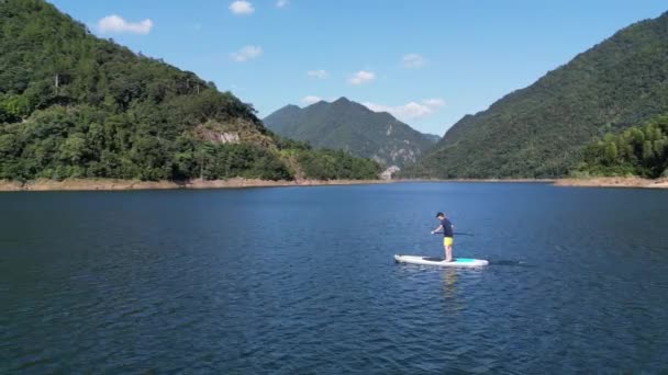 Vista Aérea Del Hombre Kayak Río — Vídeo de stock