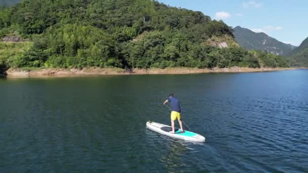 Vista Aérea Del Hombre Kayak Río — Vídeos de Stock