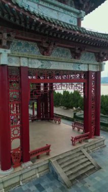 Geleneksel Çin tapınağını ziyaret eden insanlar