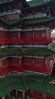 Günbatımında tarihi Çin tapınağı