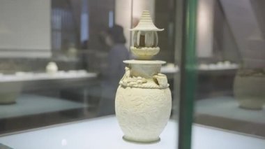 Tarihi müzede güzel seramik çömlek