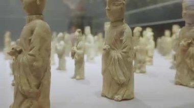 İnsanlar tarihi müzede heykel yapıyorlar.