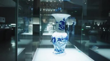 Tarih müzesindeki güzel antik Çin vazosu