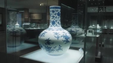 Tarih müzesindeki güzel antik Çin vazosu