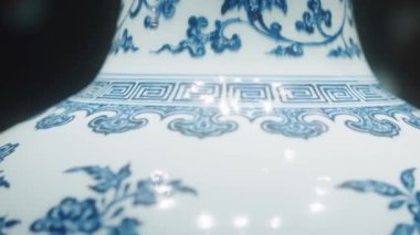 Tarih müzesindeki güzel antik Çin vazosu
