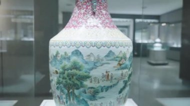 Tarih müzesindeki güzel antik Çin vazosu