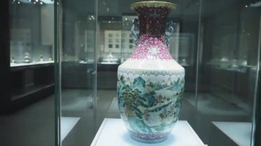 Tarih müzesindeki güzel antik Çin vazosu