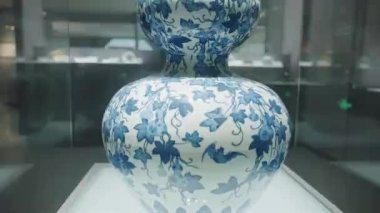 Tarih müzesindeki güzel antik Çin vazosu