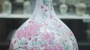 Tarih müzesindeki güzel antik Çin vazosu
