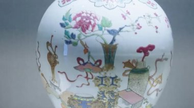 Tarih müzesindeki güzel antik Çin vazosu