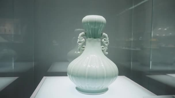 历史博物馆里漂亮的中国古代花瓶 — 图库视频影像