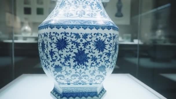 Όμορφο Αρχαίο Κινέζικο Βάζο Στο Ιστορικό Μουσείο — Αρχείο Βίντεο