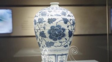 Tarih müzesindeki güzel antik Çin vazosu