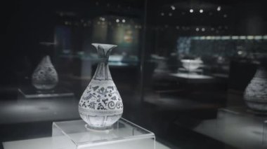 Tarih müzesindeki güzel antik Çin vazosu
