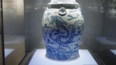 Tarih müzesindeki güzel antik Çin vazosu