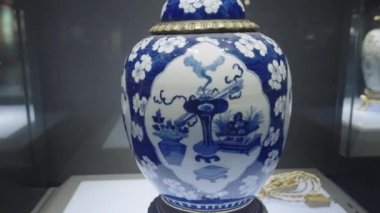 Tarih müzesindeki güzel antik Çin vazosu