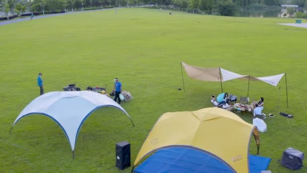 市立公園の緑の芝生のキャンプ場 — ストック動画