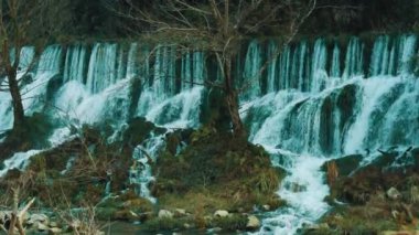 Kayalık dağlarda güzel şelale