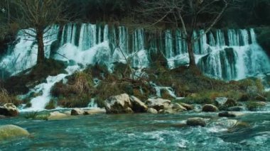 Kayalık dağlarda güzel şelale