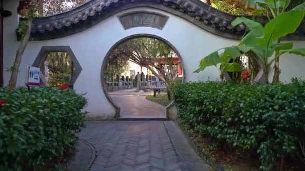 Pintu Masuk Taman Tradisional Asia Dekat Kuil — Stok Video