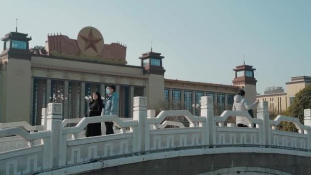 Personas Caminando Puente Histórico Ciudad China — Vídeo de stock