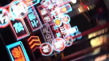 Geceleri Asya şehir sokağının kameraları dönüyor.