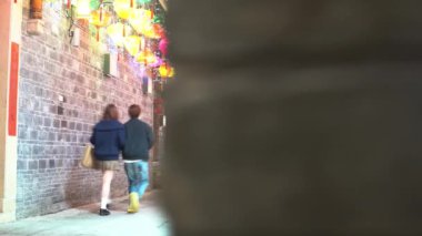 Geceleri Asya şehrinde tatil fenerleri.