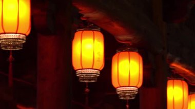 Geceleri geleneksel Asya tapınağında fenerler.