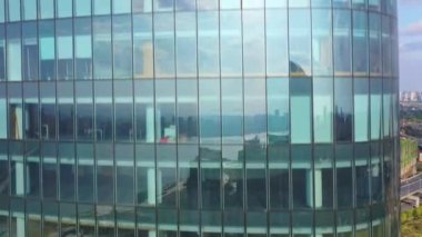 Modern şehirde cam gökdelen