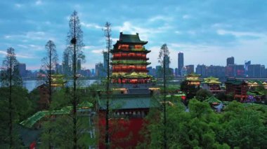 Şehirdeki nehir kıyısındaki Asya tapınağı kompleksi