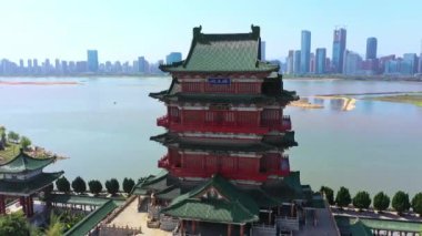 Şehirdeki nehir kıyısındaki Asya tapınağı kompleksi