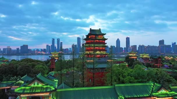 城市河岸上的亚洲寺庙建筑群 — 图库视频影像