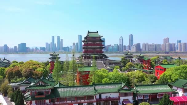 城市河岸上的亚洲寺庙建筑群 — 图库视频影像