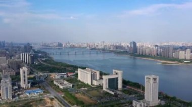 Modern şehrin havadan görünüşü