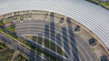 Stadyumlu modern şehrin havadan görünüşü