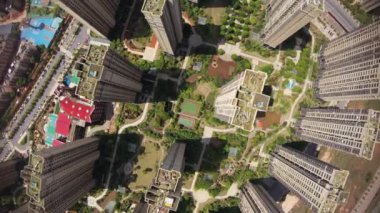 Modern şehrin havadan görünüşü