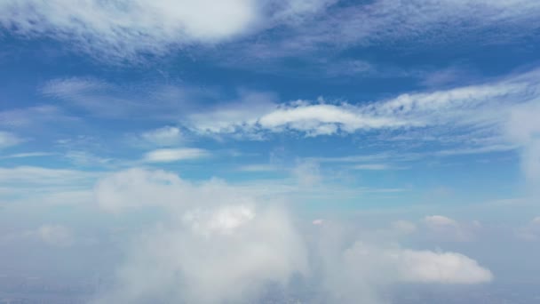 Λευκά Σύννεφα Στον Γαλάζιο Ουρανό — Αρχείο Βίντεο