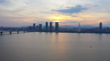 Günbatımında modern şehrin havadan görünüşü