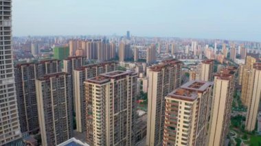 Modern şehrin havadan görünüşü