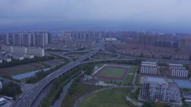 Modern şehrin havadan görünüşü