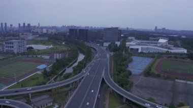 Modern şehrin havadan görünüşü