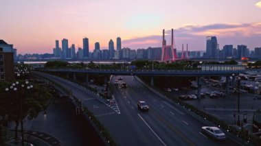 Günbatımında modern şehrin havadan görünüşü