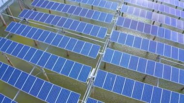 Güneş enerjisi Santrali havadan görünümü  