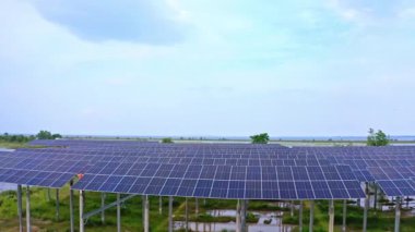 Güneş enerjisi Santrali havadan görünümü  