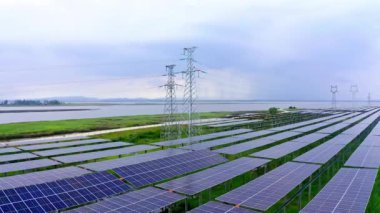 Güneş enerjisi Santrali havadan görünümü  