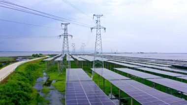 Güneş enerjisi Santrali havadan görünümü  