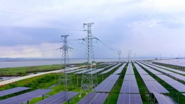 Güneş enerjisi Santrali havadan görünümü  