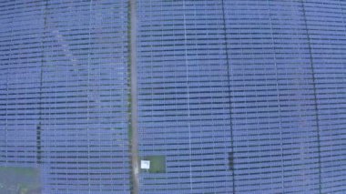 Güneş enerjisi Santrali havadan görünümü 