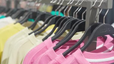 Modern mağazada elbise askısı